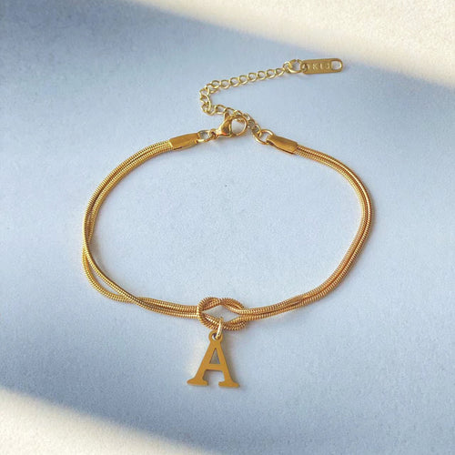 Buchstaben-Armband mit Knoten