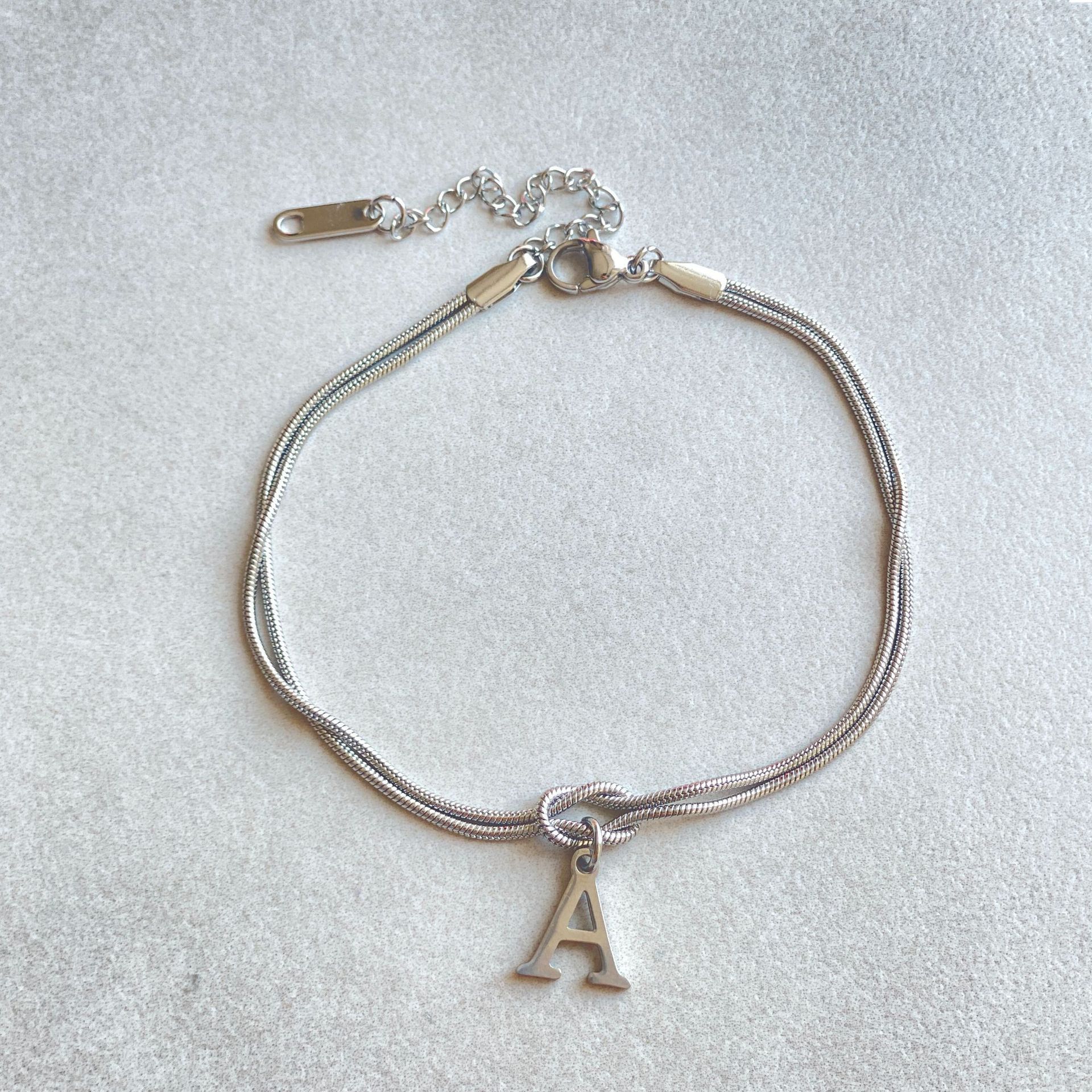 Buchstaben-Armband mit Knoten
