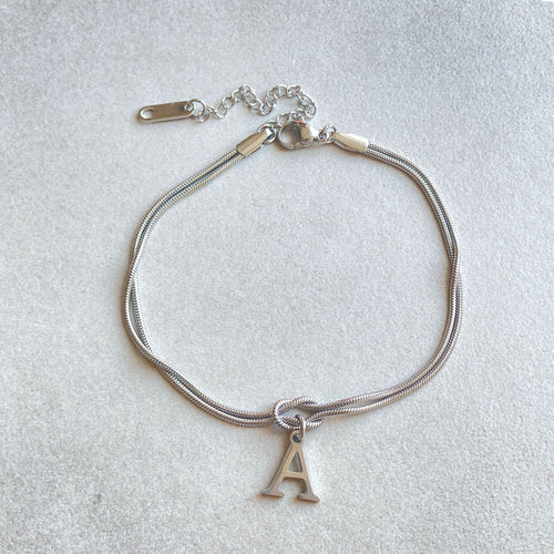 Buchstaben-Armband mit Knoten